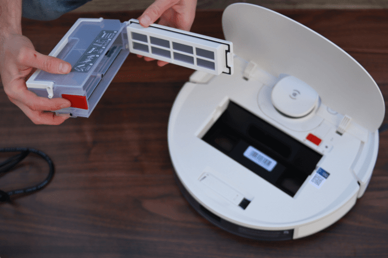 Mobiler Staubbehälter des Ecovacs Deebot N8 PRO wird ausgeleert